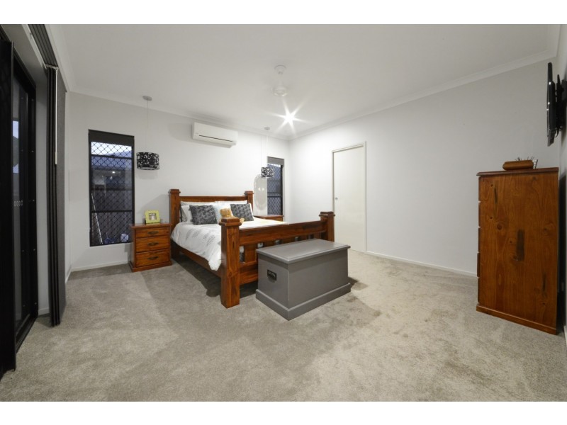 68 Valley Drive, Cannonvale QLD 4802