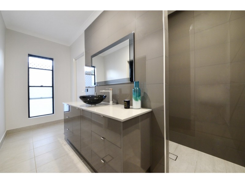 68 Valley Drive, Cannonvale QLD 4802