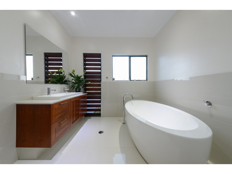 10 Beth Court, Cannonvale QLD 4802