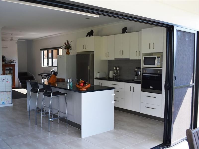 6 Parker Road, Cannonvale QLD 4802