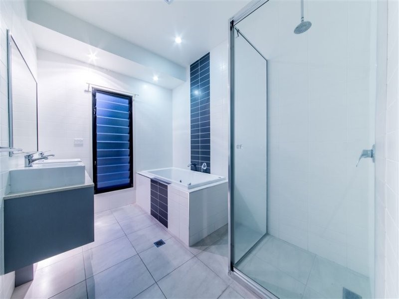 20 Whitehaven Crescent, Cannonvale QLD 4802