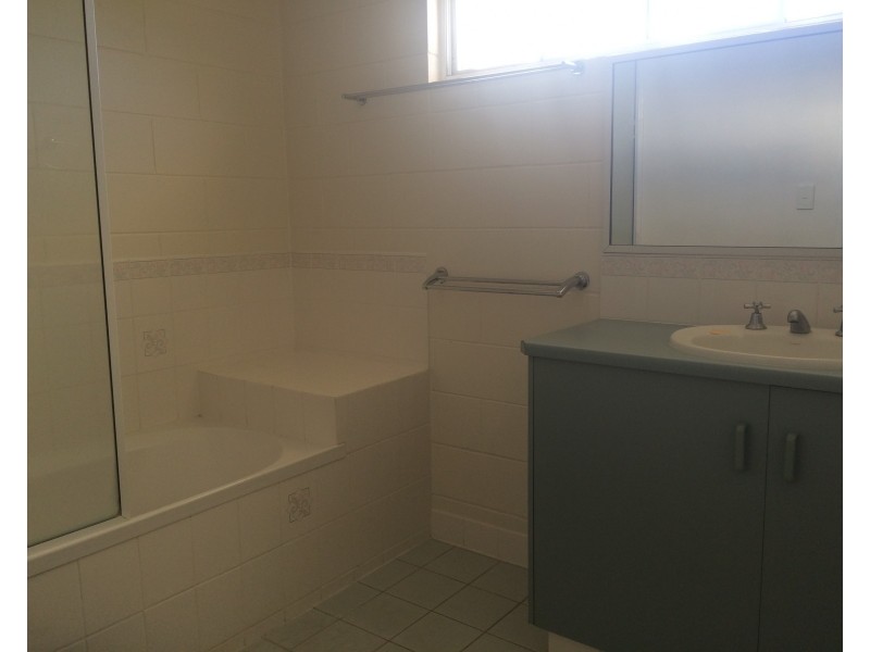 2/5 Eshelby Drive, Cannonvale QLD 4802