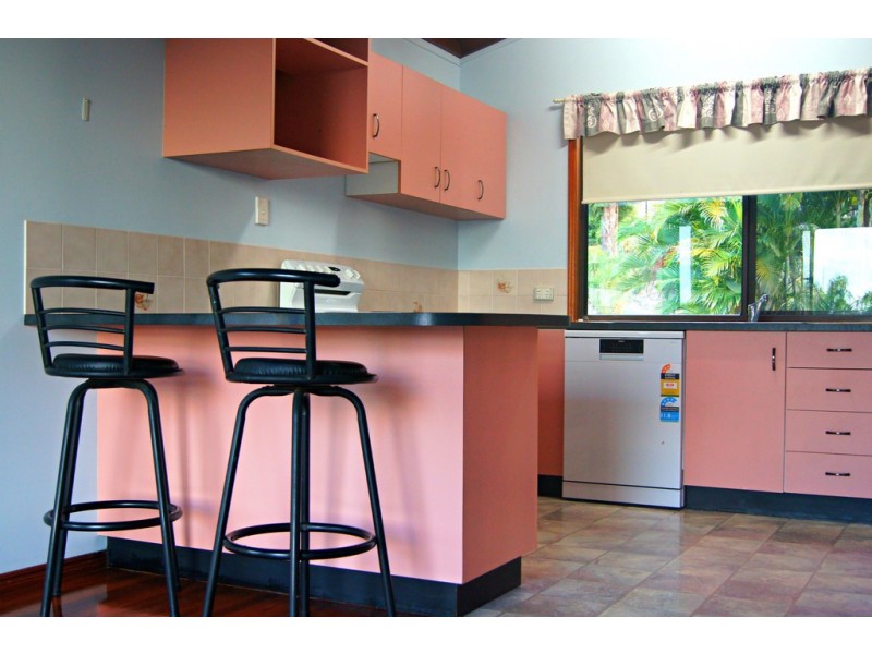 8 Country Road, Cannonvale QLD 4802