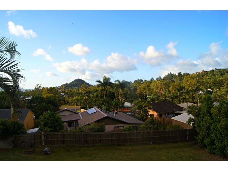 8 Country Road, Cannonvale QLD 4802