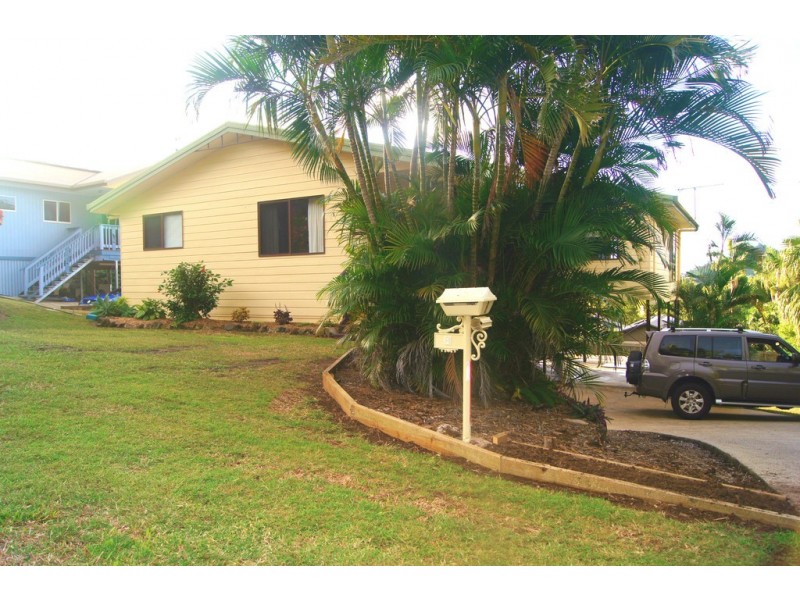 8 Country Road, Cannonvale QLD 4802