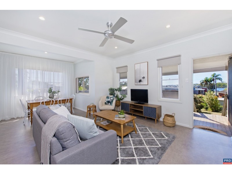 8 Lake Street, Laurieton NSW 2443