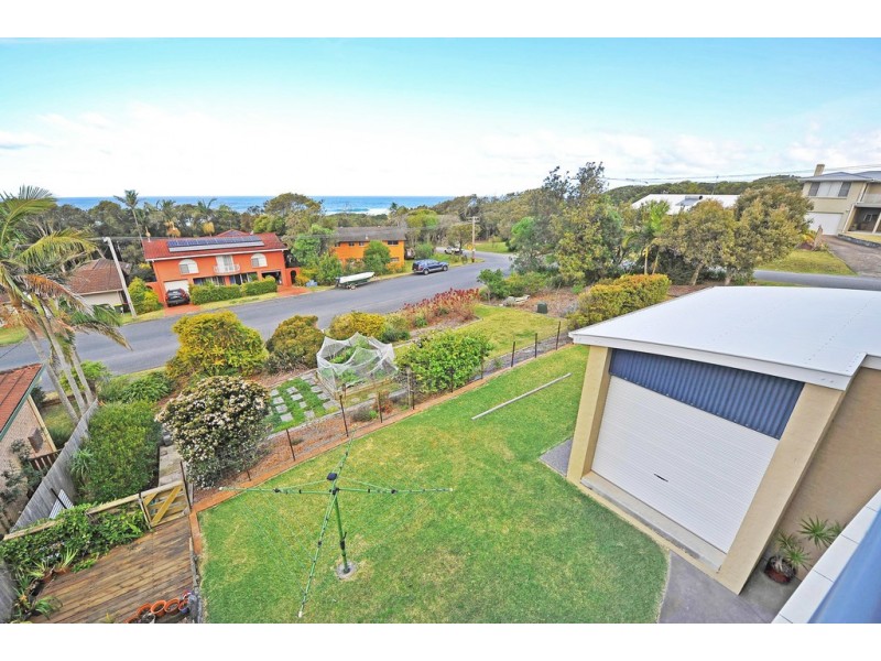 1 Middle Rock Road, Lake Cathie NSW 2445