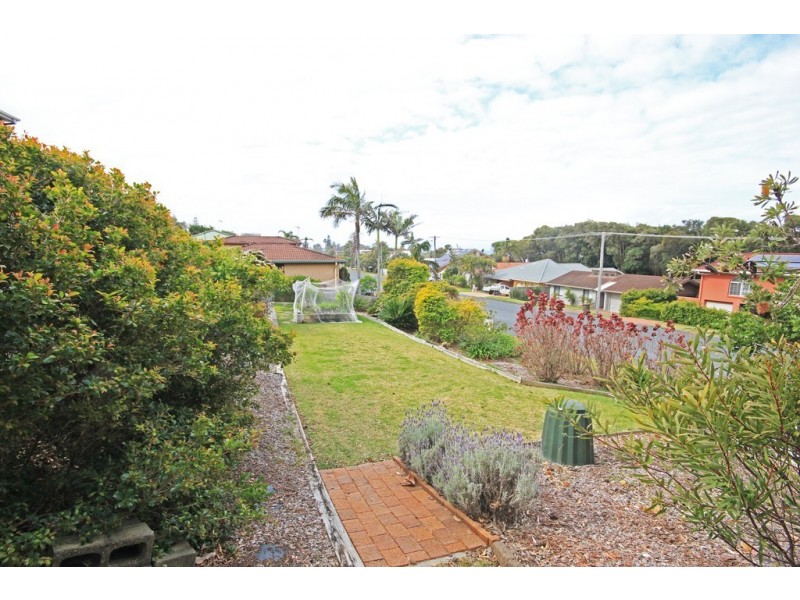 1 Middle Rock Road, Lake Cathie NSW 2445