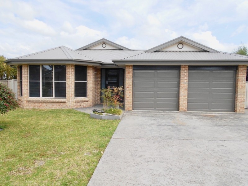 8 Hogbin Crs, St Georges Basin NSW 2540