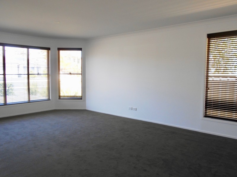 8 Hogbin Crs, St Georges Basin NSW 2540
