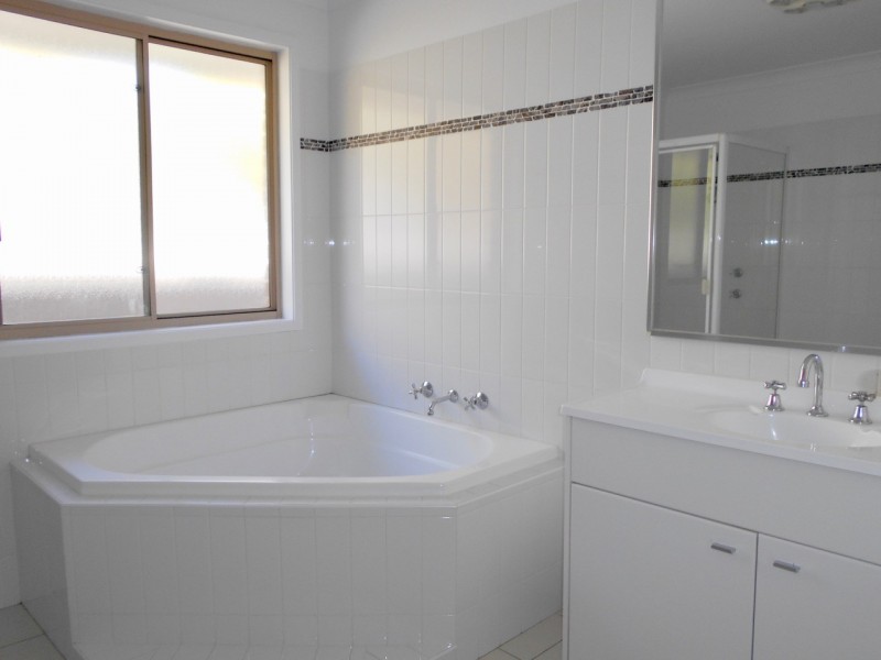 8 Hogbin Crs, St Georges Basin NSW 2540