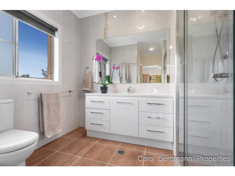 8 Dellwood Court, Ferny Hills QLD 4055