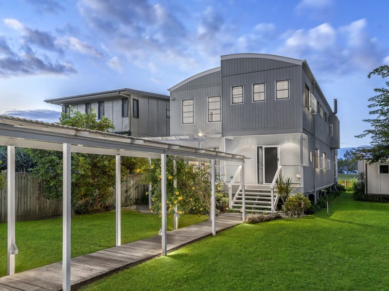 61 O’Quinn Street, Nudgee Beach QLD 4014