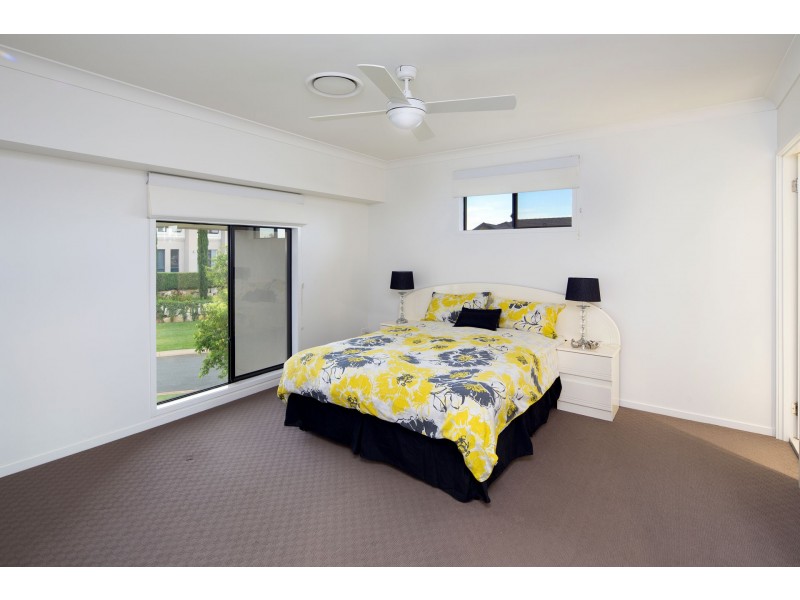 4 Leo Place, Bridgeman Downs QLD 4035