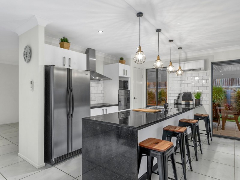 6 Elle Court, Cashmere QLD 4500