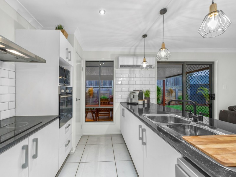 6 Elle Court, Cashmere QLD 4500