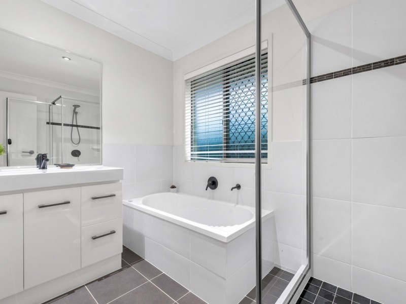 6 Elle Court, Cashmere QLD 4500