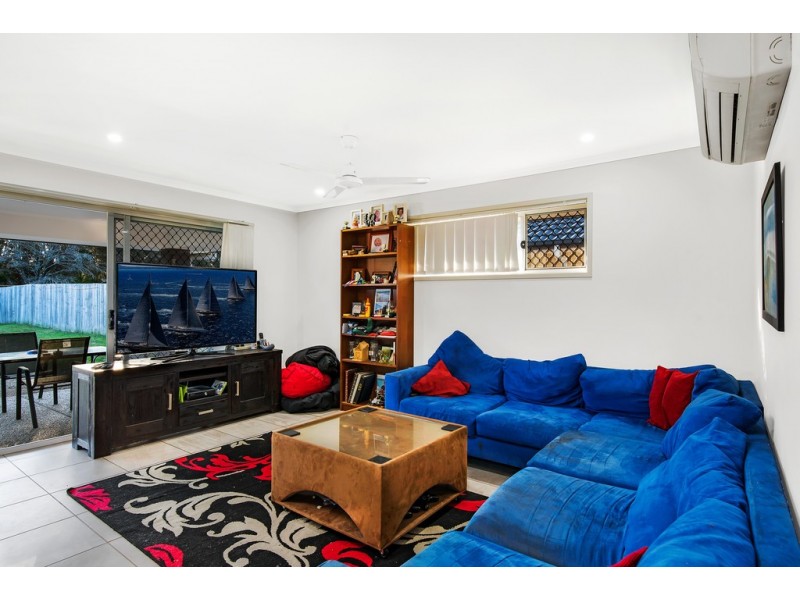 5 Lakeside Crescent, Ningi QLD 4511