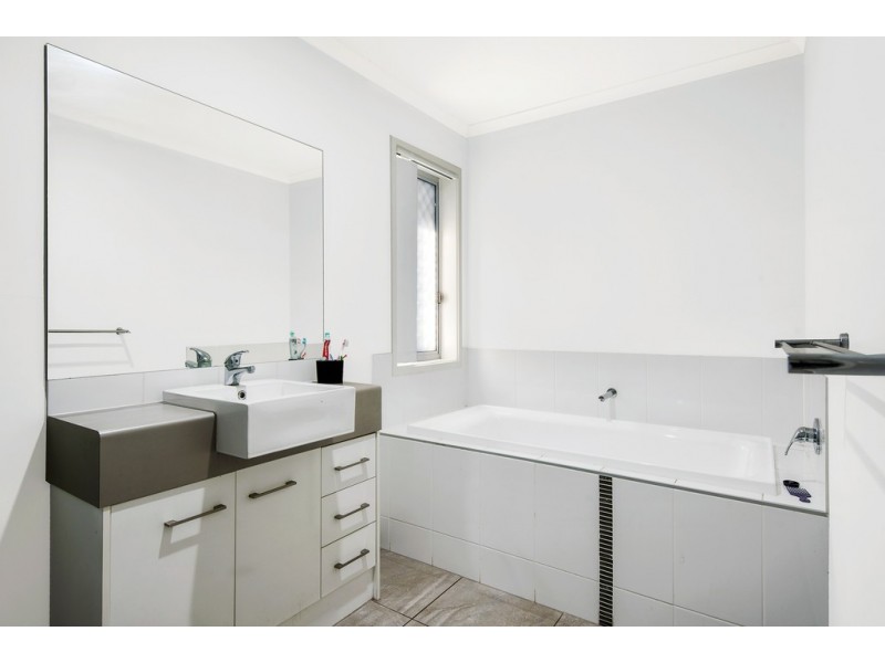 5 Lakeside Crescent, Ningi QLD 4511