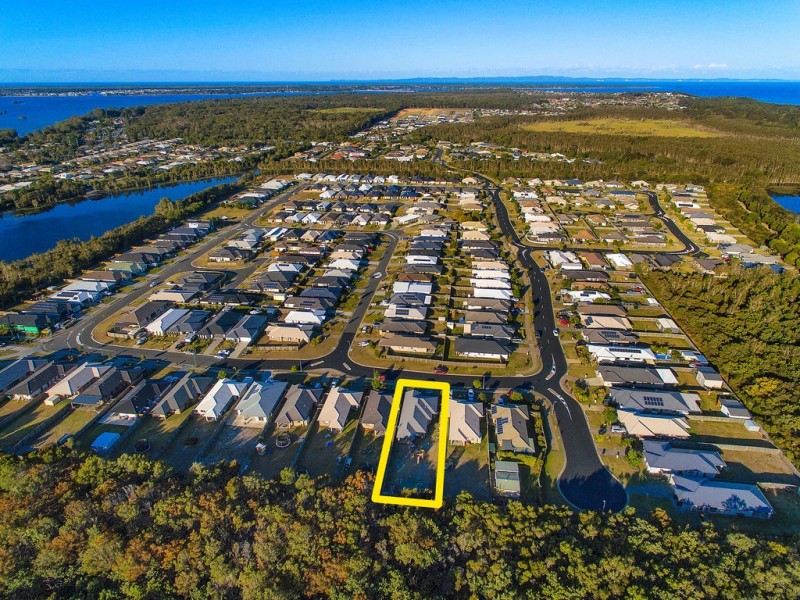 5 Lakeside Crescent, Ningi QLD 4511