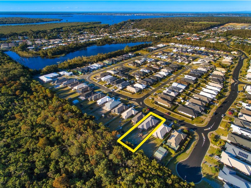 5 Lakeside Crescent, Ningi QLD 4511