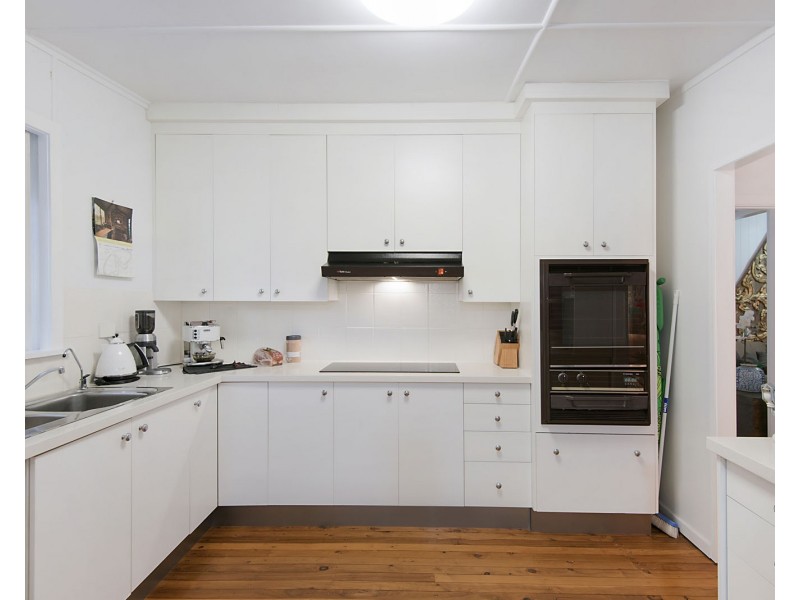 24 O’Quinn Street, Nudgee Beach QLD 4014