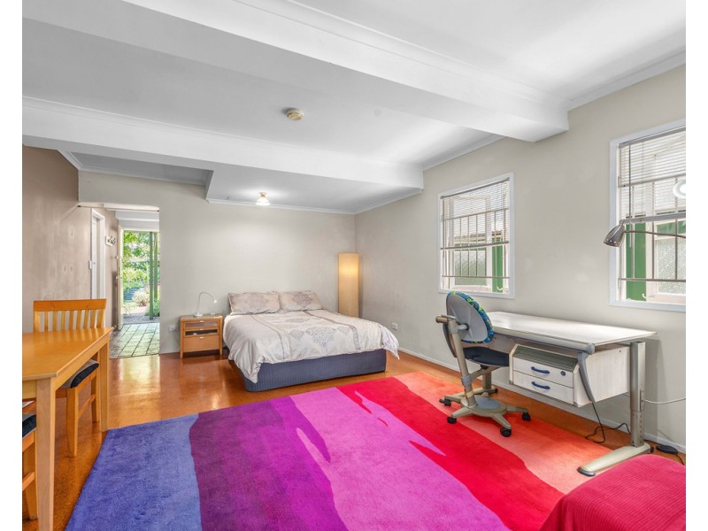 24 O’Quinn Street, Nudgee Beach QLD 4014