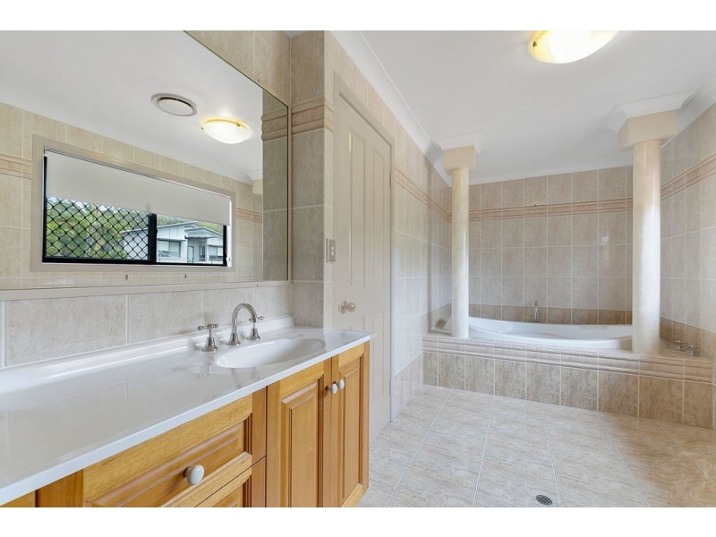 8 Rocklily Court, Chermside West QLD 4032