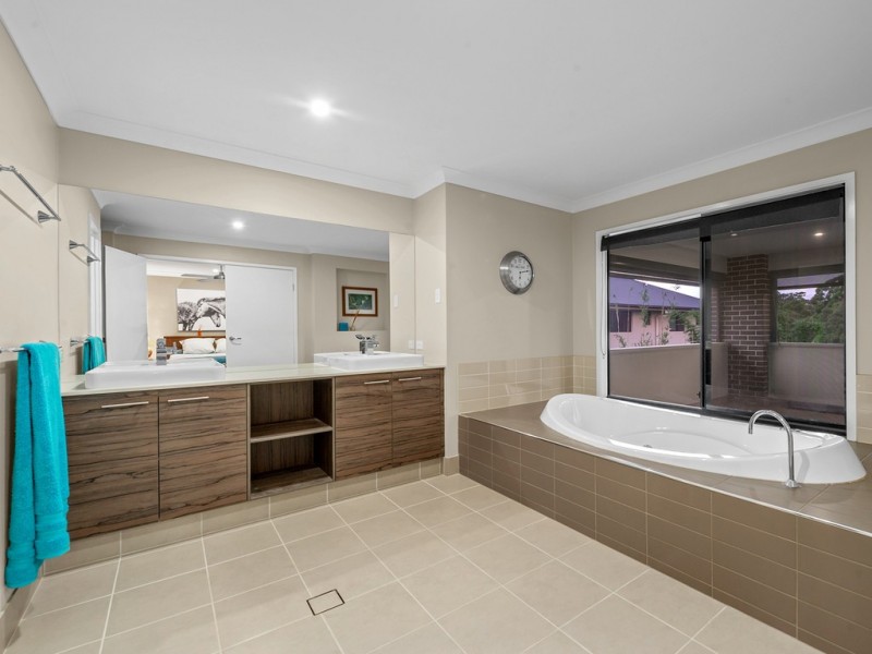 12 Dana Street, Cashmere QLD 4500