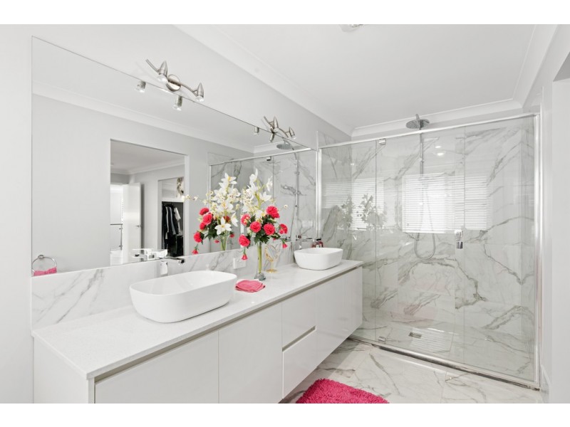 8 Palatial Court, Bridgeman Downs QLD 4035