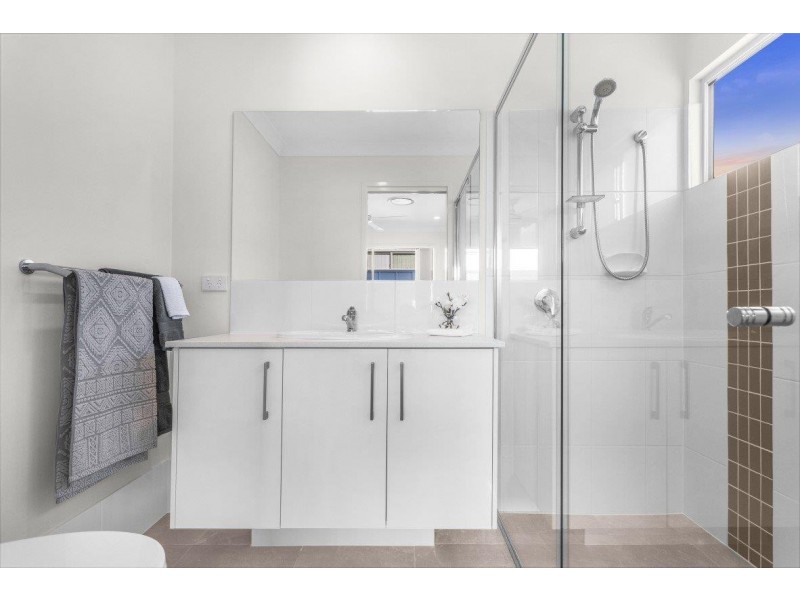 15 Emerald Place, Bridgeman Downs QLD 4035