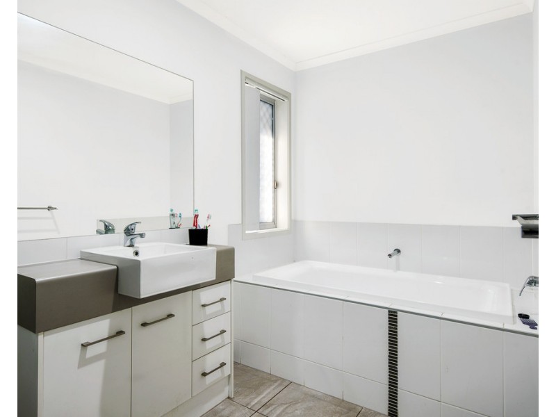 5 Lakeside Crescent, Ningi QLD 4511