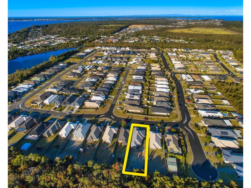 5 Lakeside Crescent, Ningi QLD 4511