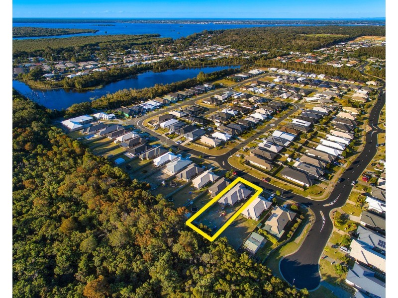 5 Lakeside Crescent, Ningi QLD 4511