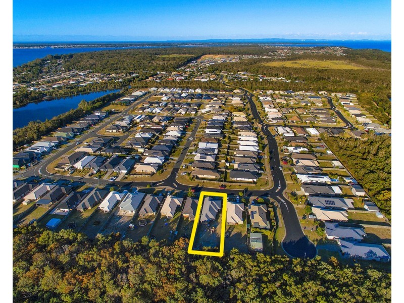 5 Lakeside Crescent, Ningi QLD 4511