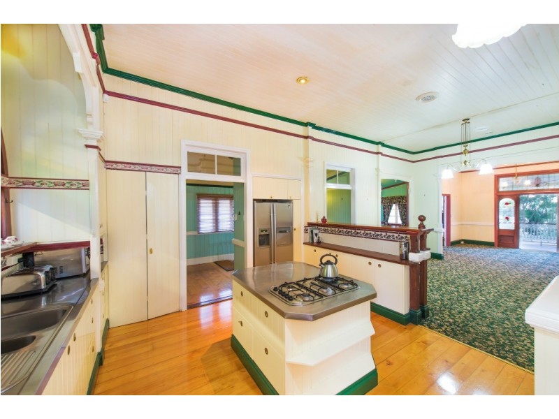 80 Park Parade, Shorncliffe QLD 4017