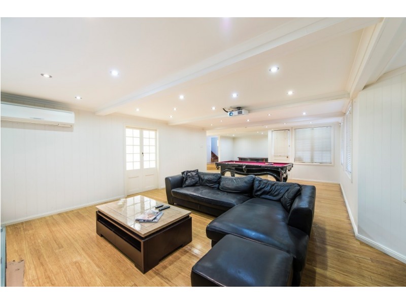 80 Park Parade, Shorncliffe QLD 4017