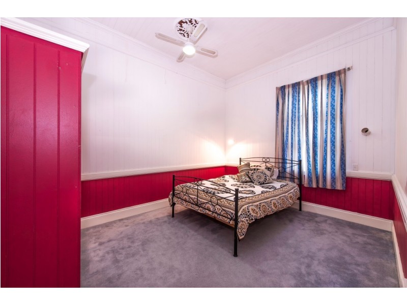 80 Park Parade, Shorncliffe QLD 4017