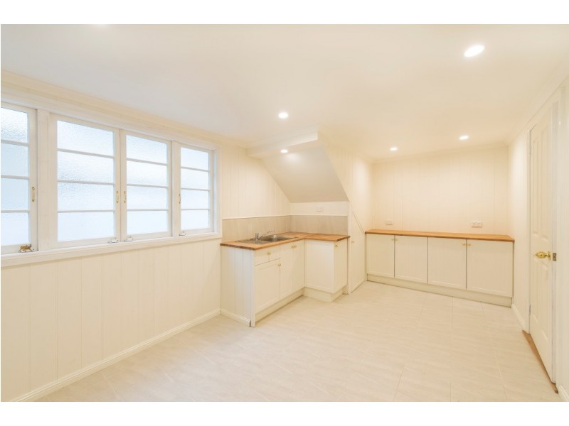 80 Park Parade, Shorncliffe QLD 4017