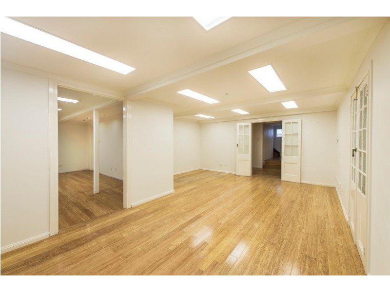 80 Park Parade, Shorncliffe QLD 4017