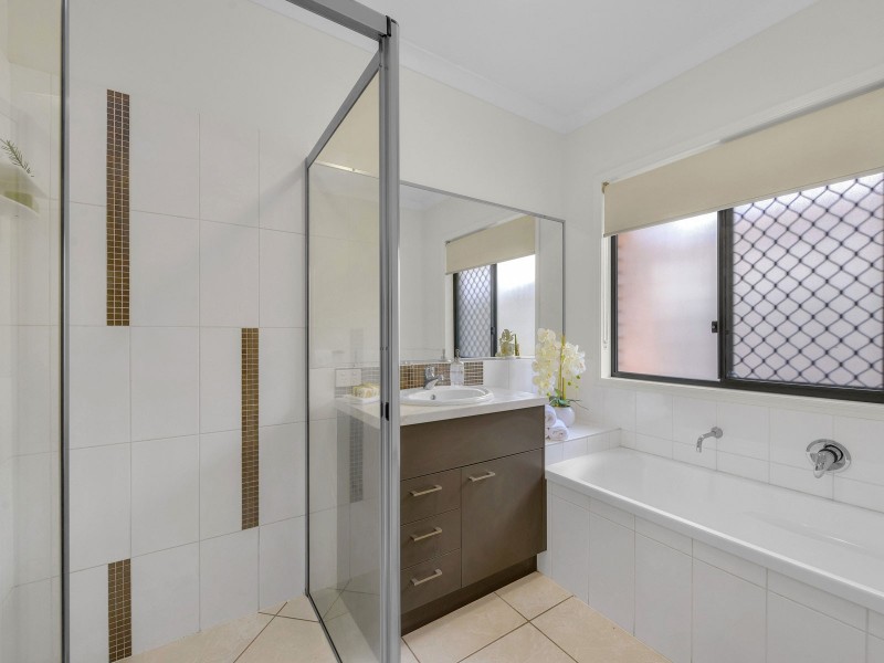 16 Rawlins Crescent, North Lakes QLD 4509