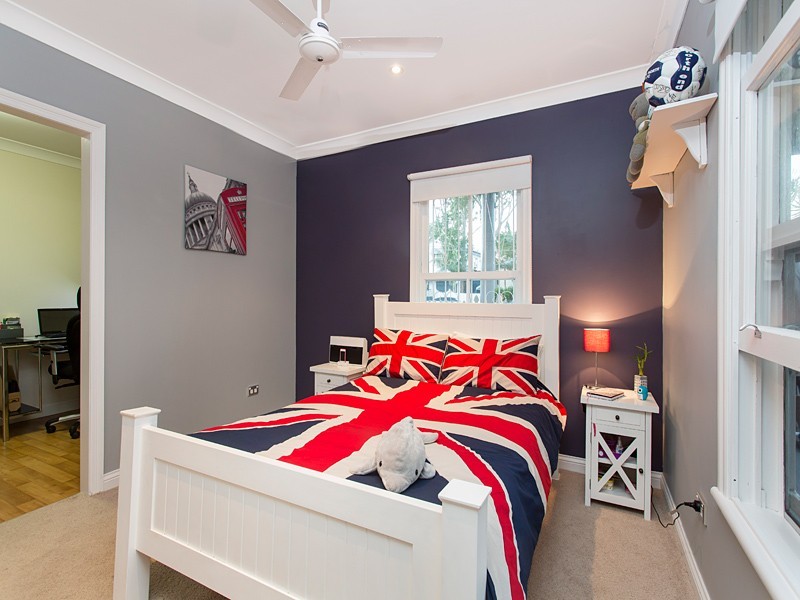 21 Robinson Street, Shorncliffe QLD 4017