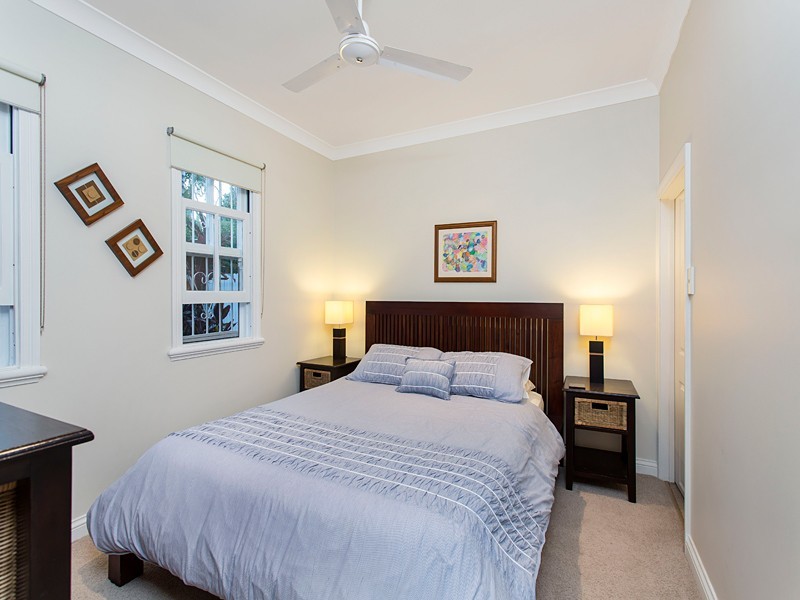 21 Robinson Street, Shorncliffe QLD 4017