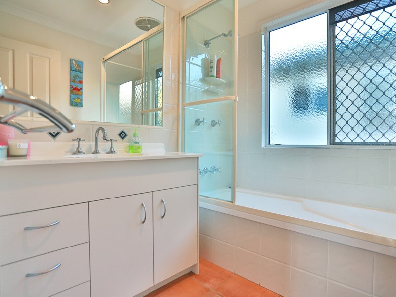 4 Glendore Court, Eatons Hill QLD 4037