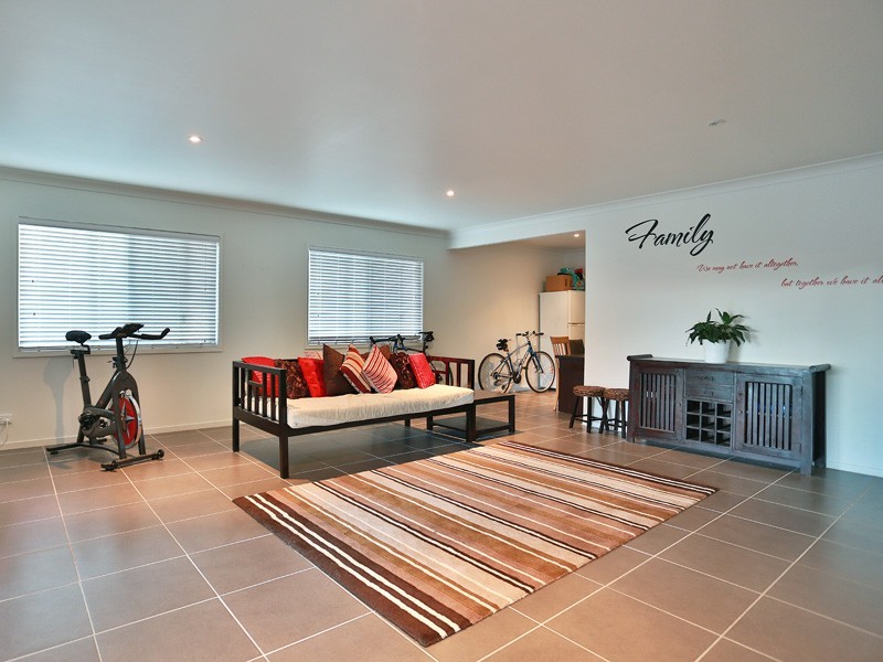 4 Glendore Court, Eatons Hill QLD 4037