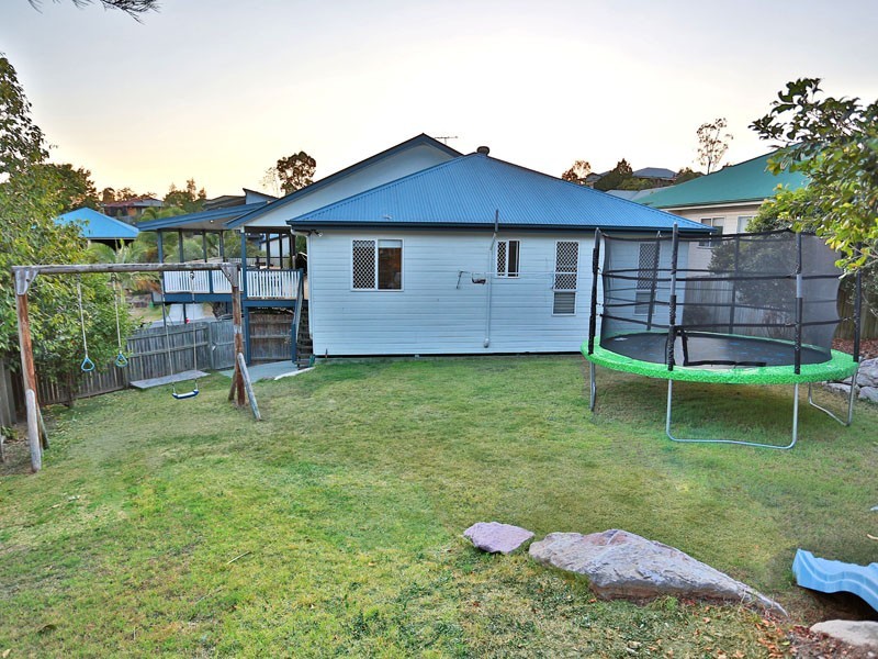 4 Glendore Court, Eatons Hill QLD 4037