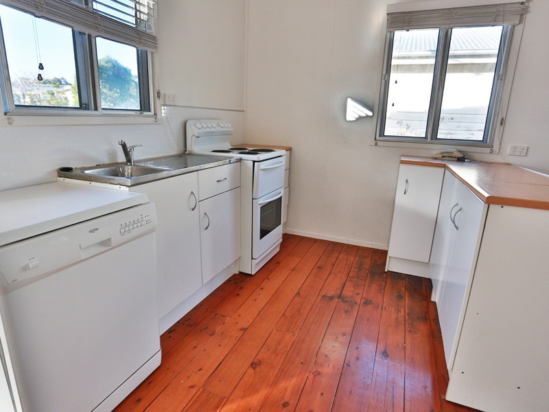 32 Eleventh Avenue, Brighton QLD 4017