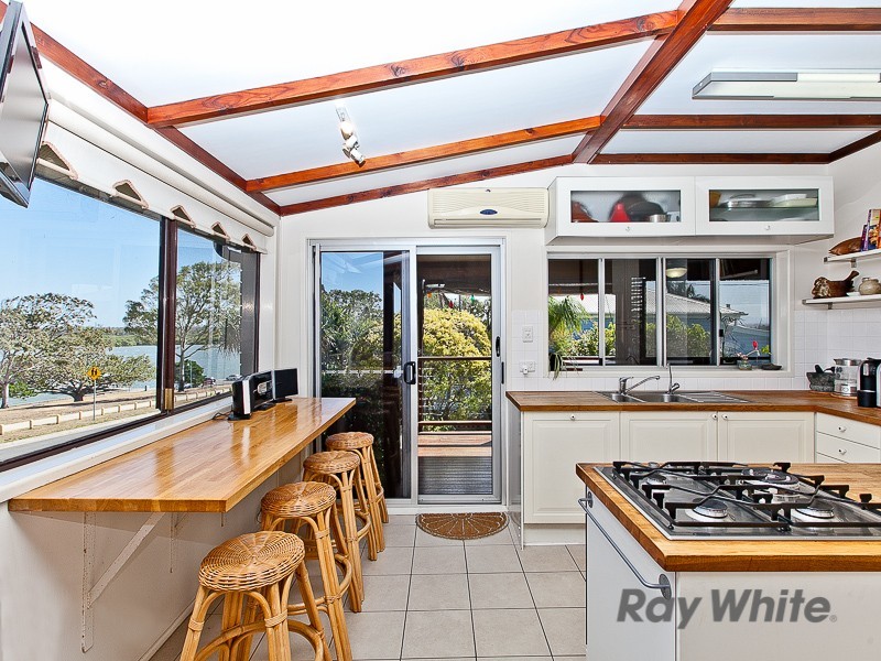 98 Shorncliffe Parade, Shorncliffe QLD 4017