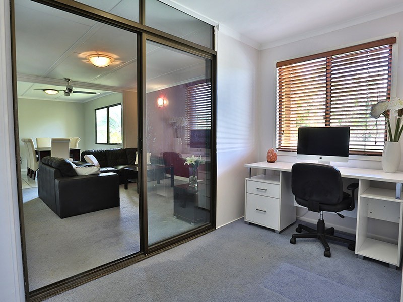 1 Lindfield Drive, Petrie QLD 4502