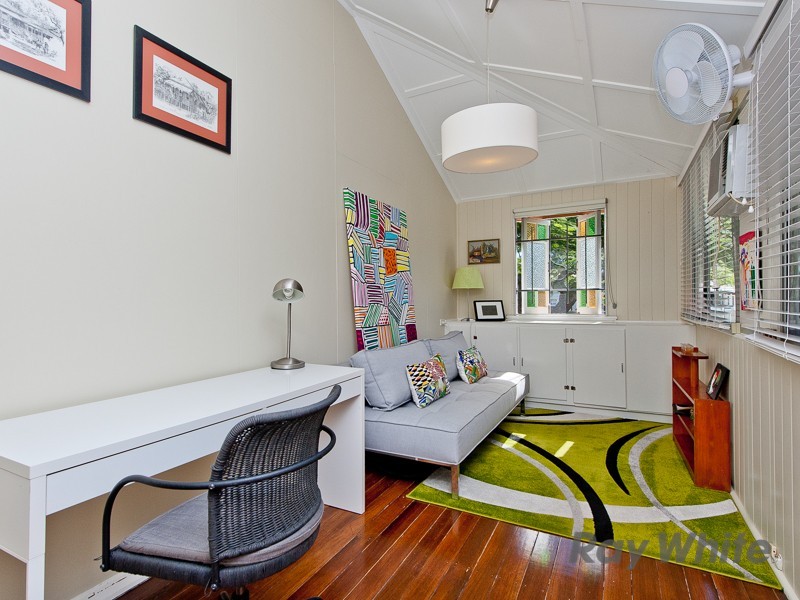 33 Paul Street, Sandgate QLD 4017